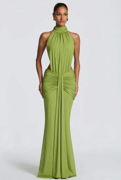 Abito Sofia Caratterizzato da una silhouette a sirena che valorizza le forme, questo modello unisce un sofisticato collo alto a un audace gioco di drappeggi e intagli cut-out sui fianchi.