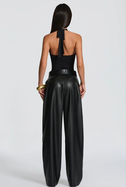 Pantaloni ANITA in eco-pelle a vita alta dal taglio ampio.Un look deciso e sofisticato, perfetto per chi ama uno stile contemporaneo e audace.