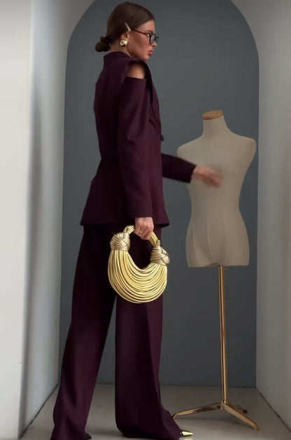 Tailleur MAVI questo completo tailleur è pensato per una donna che ama distinguersi. La giacca strutturata con spalle definite valorizza la figura, mentre i pantaloni a gamba ampia slanciano la silhouette.