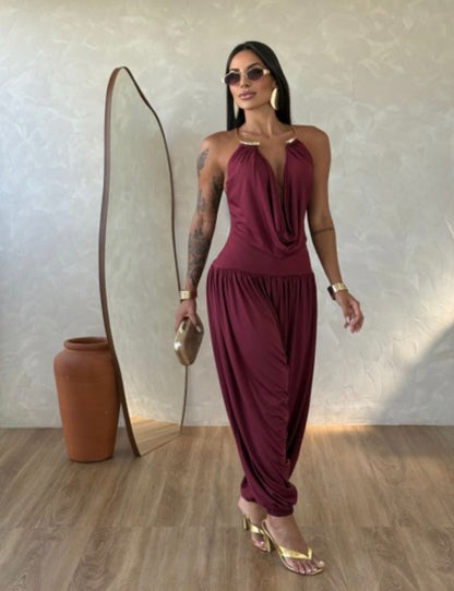 Jumpsuite Gioia Un'eleganza senza tempo racchiusa in una silhouette fluida e sensuale. La Tuta Drappeggiata è pensata per la donna che sa come catturare ogni sguardo senza sforzo.