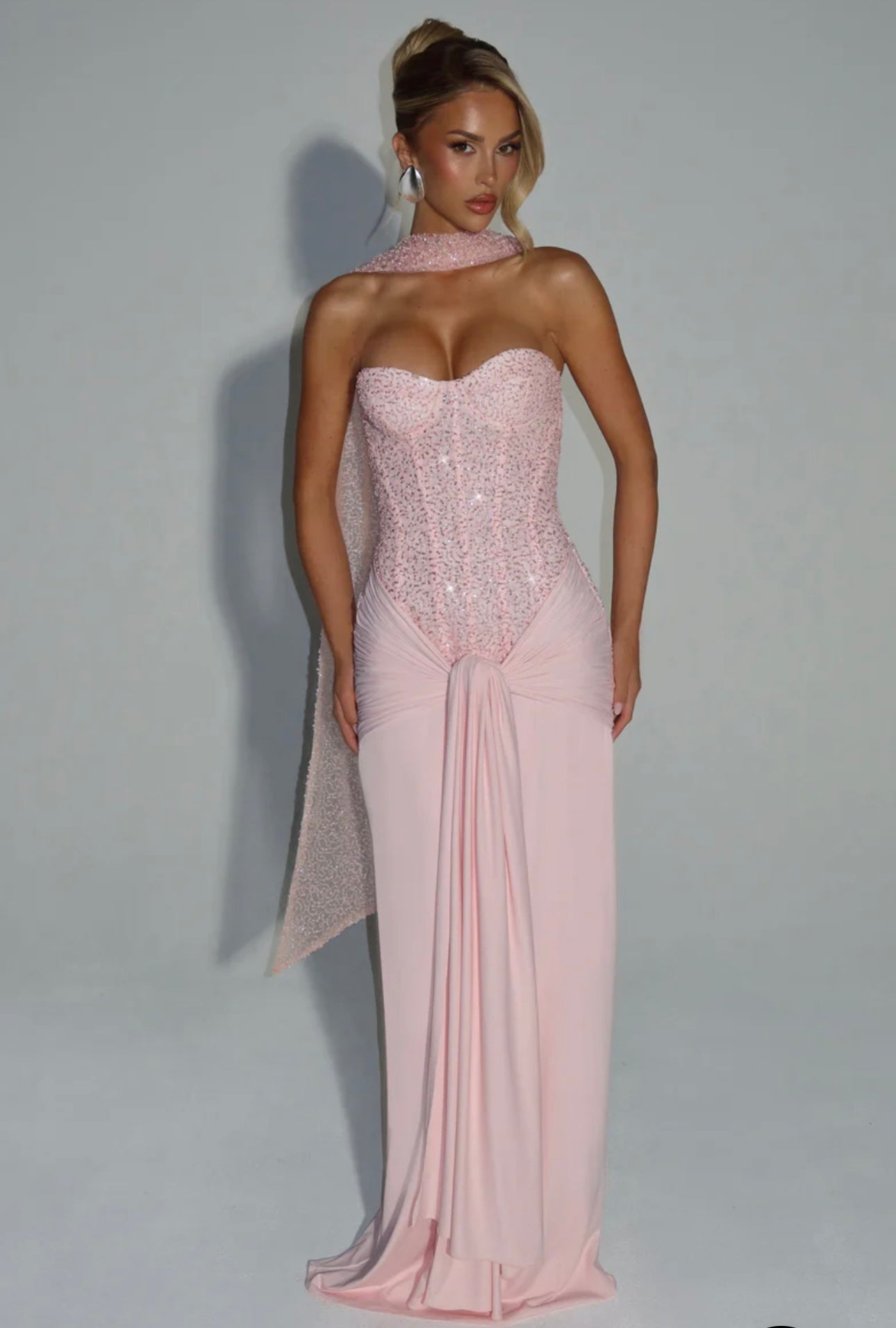 Long dress LUNA Romantico e sofisticato,è pensato per lasciare il segno. Il corpetto strapless strutturato, impreziosito da micro-cristalli luminosi, valorizza il décolleté e la silhouette. La gonna lunga in tessuto fluido cade morbida