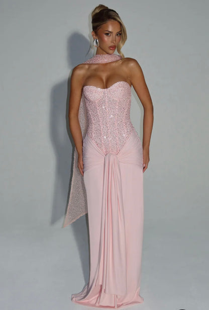 Long dress LUNA Romantico e sofisticato,è pensato per lasciare il segno. Il corpetto strapless strutturato, impreziosito da micro-cristalli luminosi, valorizza il décolleté e la silhouette. La gonna lunga in tessuto fluido cade morbida