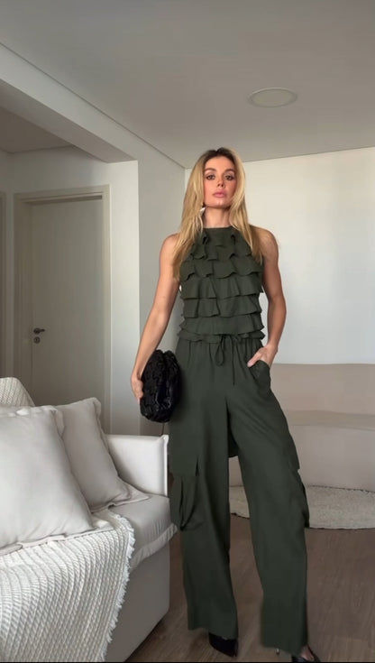 Set PALOMA Look minimal ma d’impatto: top con balze leggere e pantalone ampio con tasche cargo.
Il completo perfetto per giornate estive all’insegna dello stile e della comodità.
Disponibile in 5 colori