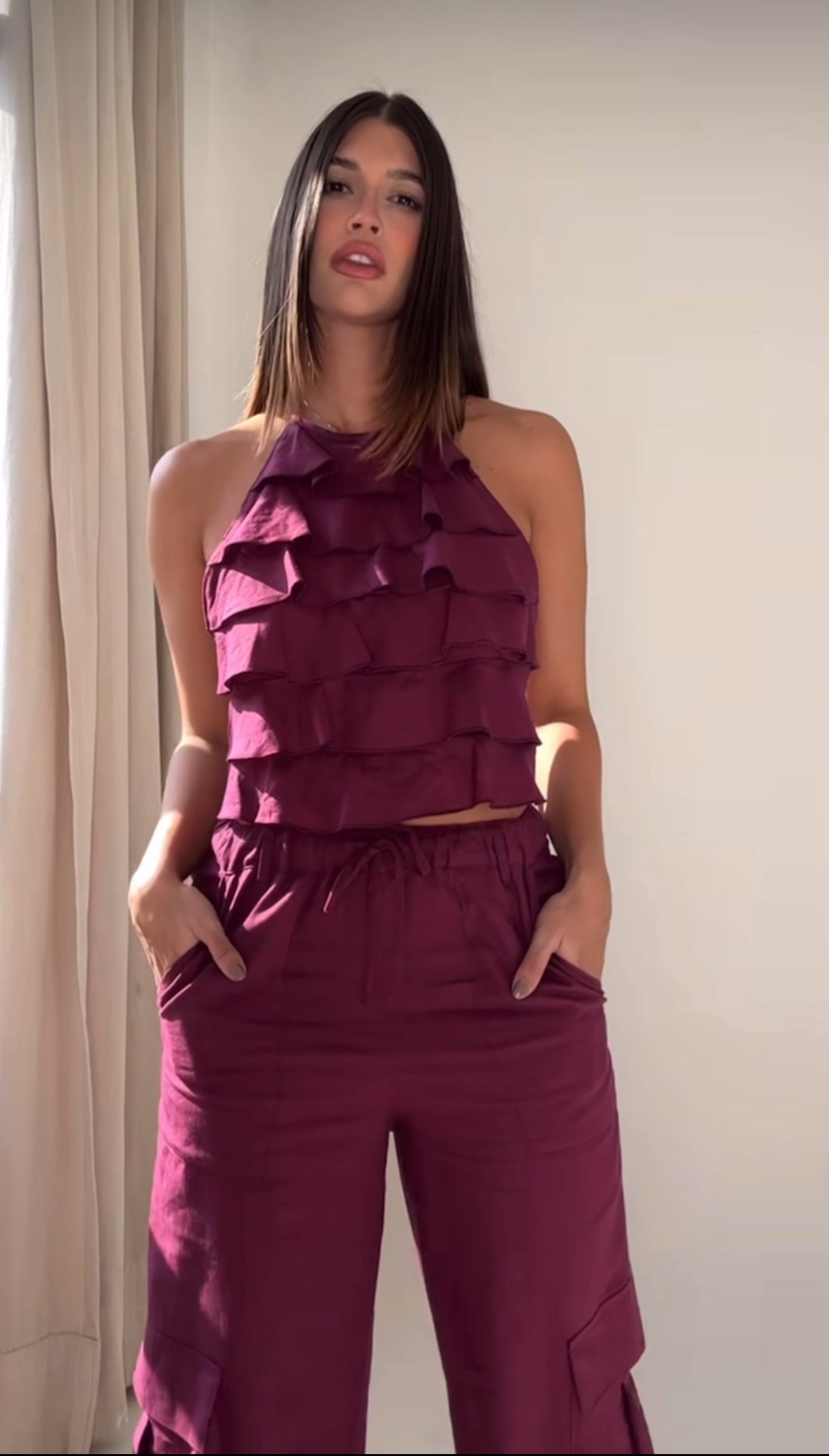 Set PALOMA Look minimal ma d’impatto: top con balze leggere e pantalone ampio con tasche cargo.
Il completo perfetto per giornate estive all’insegna dello stile e della comodità.
Disponibile in 5 colori