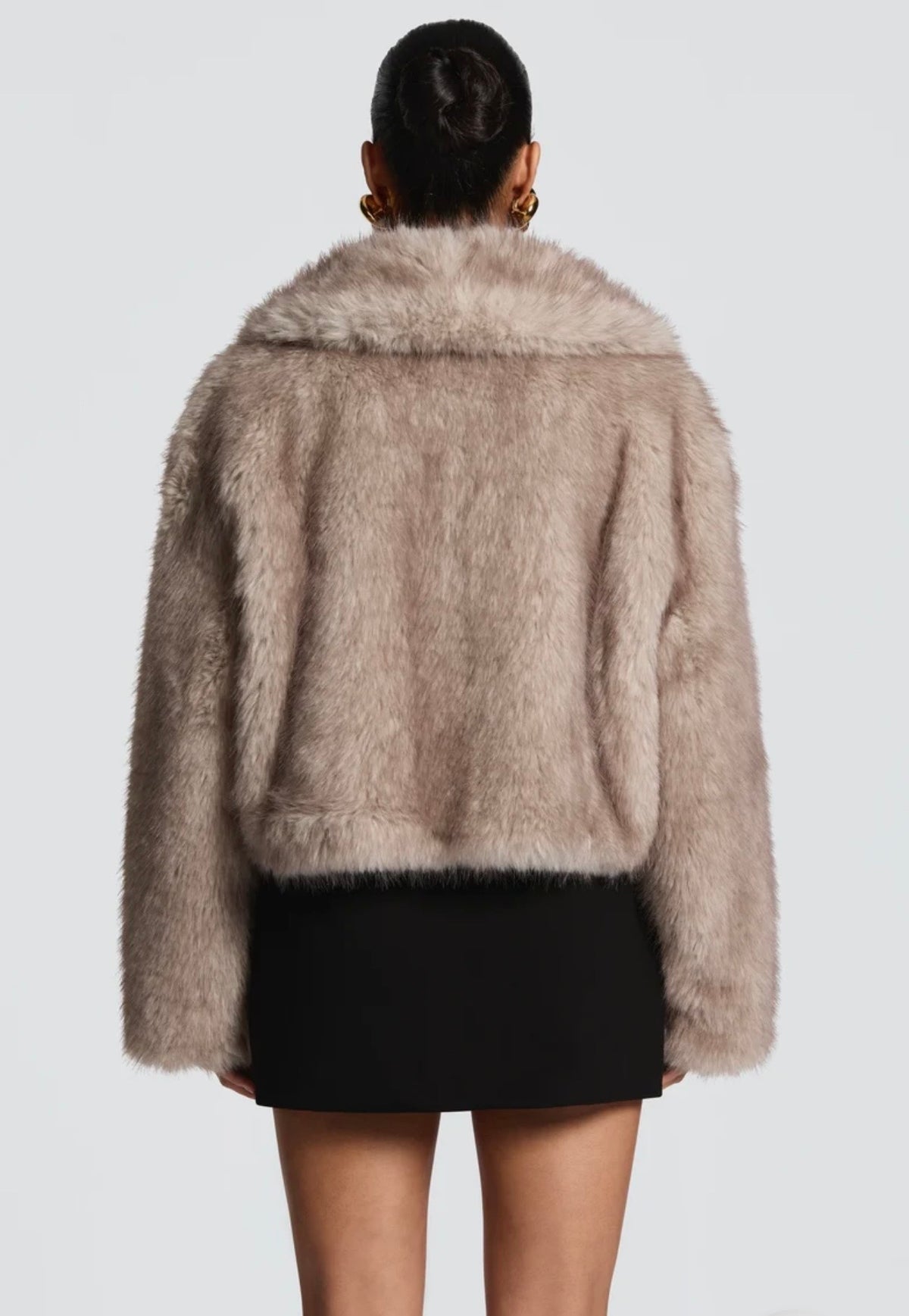 Crop Eco-Fur Jacket – Luxe Edition "Essenziale per la stagione fredda: caldo, leggero e irresistibilmente glam."