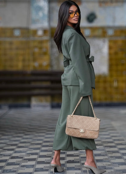 Completo SAMIRA Caldo, elegante e dal carattere contemporaneo. Questo completo due pezzi è realizzato in morbido cotone invernale, un tessuto avvolgente e confortevole perfetto per affrontare la stagione fredda con stile senza rinunciare alla comodità.