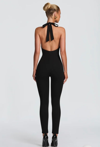 Tuta Intera Aderente Allacciata al Collo (Halter Jumpsuit) ultra-aderente con scollo all'americana e schiena scoperta. Un capo versatile e modellante che unisce eleganza minimale e sensualità, perfetto per serate ed eventi speciali.