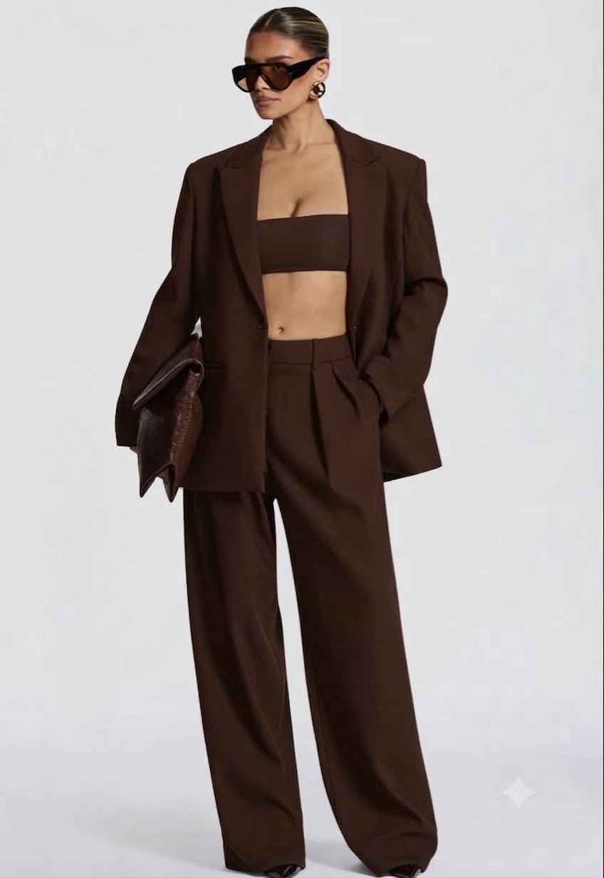 Tailleur ELEONORA in promo Completo elegante composto da giacca oversize, pantaloni a palazzo e top coordinato. Un look moderno e sofisticato, perfetto per eventi, serate chic o outfit di tendenza.