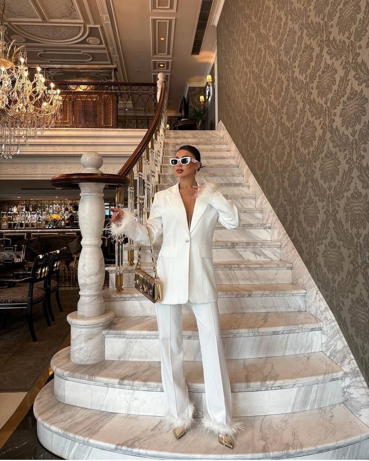 Tailleur Fulvia giacca pantaloni con dettagli in piume tessuto leggermente elasticizzato ottima vestibilita Made in Italy 🇮🇹