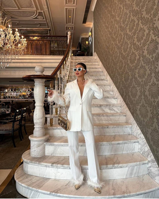 Tailleur Fulvia giacca pantaloni con dettagli in piume tessuto leggermente elasticizzato ottima vestibilita Made in Italy 🇮🇹