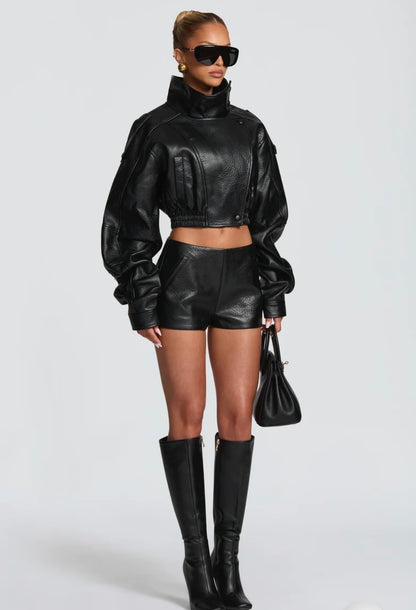 Set EVA L'eleganza contemporanea del completo in pelle. Giubbotto & Shorts in promozione