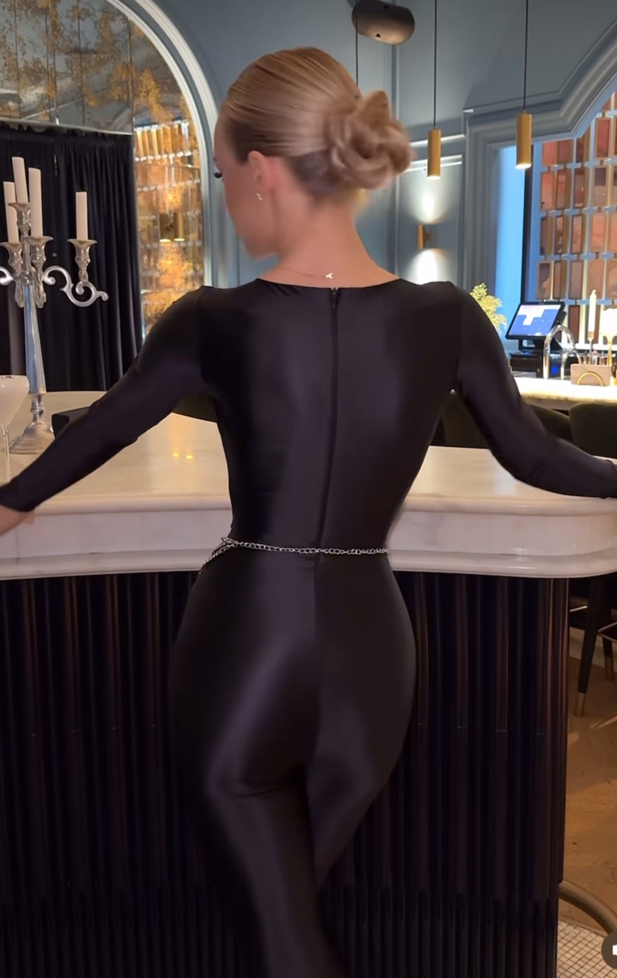 Jumpsuite DONATELLA Una tuta che non lascia la possibilità di passare inosservata.
Lucentezza elegante, vestibilità perfetta, scollatura audace e spacchi, sensualità e stile... già e best seller
