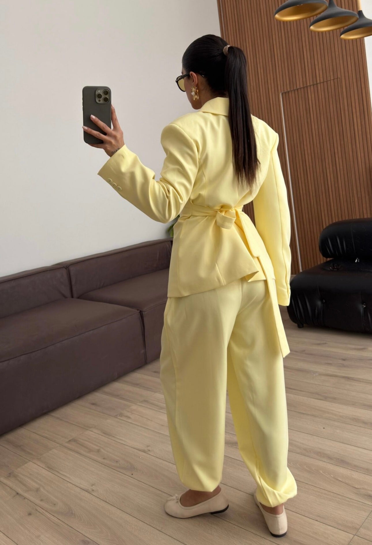 Tailleur Samantha”in promo” composto da giacca sartoriale con spalle strutturate e chiusura incrociata. La cintura integrata con bottoni decorativi stringe il punto vita valorizzando la silhouette e creando un elegante effetto corsetto l pantalone fluido