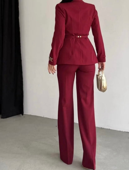 Tailleur Elisabetta dal design sofisticato e ultra femminile, perfetto per chi ama uno stile deciso ed elegante.