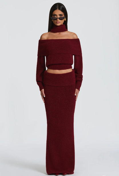 Set BIANCA composto da maglia off-shoulder e gonna lunga a sirena. Realizzato in morbida maglia calda, avvolge la silhouette con eleganza e comfort. Il design con collo ad anello e spalle scoperte aggiunge un tocco sofisticato e sensuale