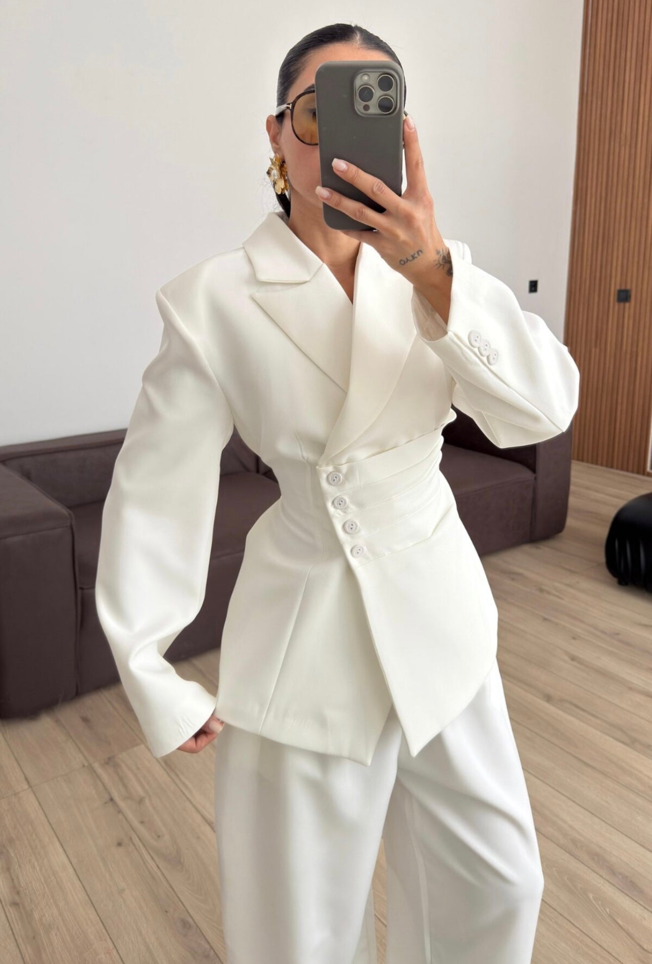 Tailleur Samantha”in promo” composto da giacca sartoriale con spalle strutturate e chiusura incrociata. La cintura integrata con bottoni decorativi stringe il punto vita valorizzando la silhouette e creando un elegante effetto corsetto l pantalone fluido