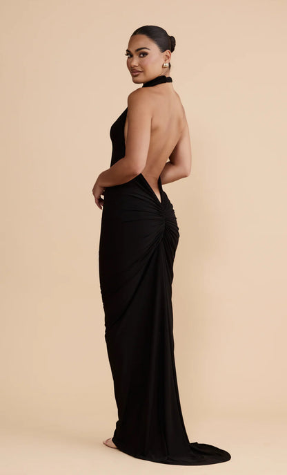 Abito EVA Un’espressione di eleganza moderna, questo abito senza schiena si distingue per la sua versatilità scultorea e per i dettagli curati. La scollatura multi-way consente uno styling personalizzato, offrendo più silhouette in un unico design