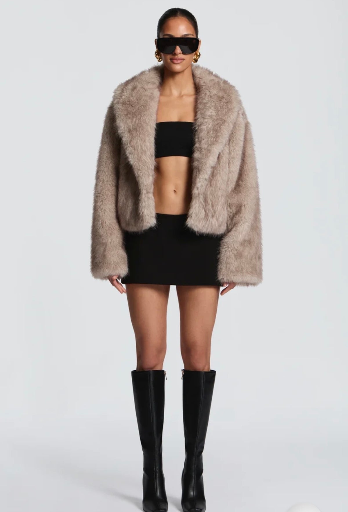 Crop Eco-Fur Jacket – Luxe Edition "Essenziale per la stagione fredda: caldo, leggero e irresistibilmente glam."