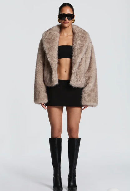 Crop Eco-Fur Jacket – Luxe Edition "Essenziale per la stagione fredda: caldo, leggero e irresistibilmente glam."