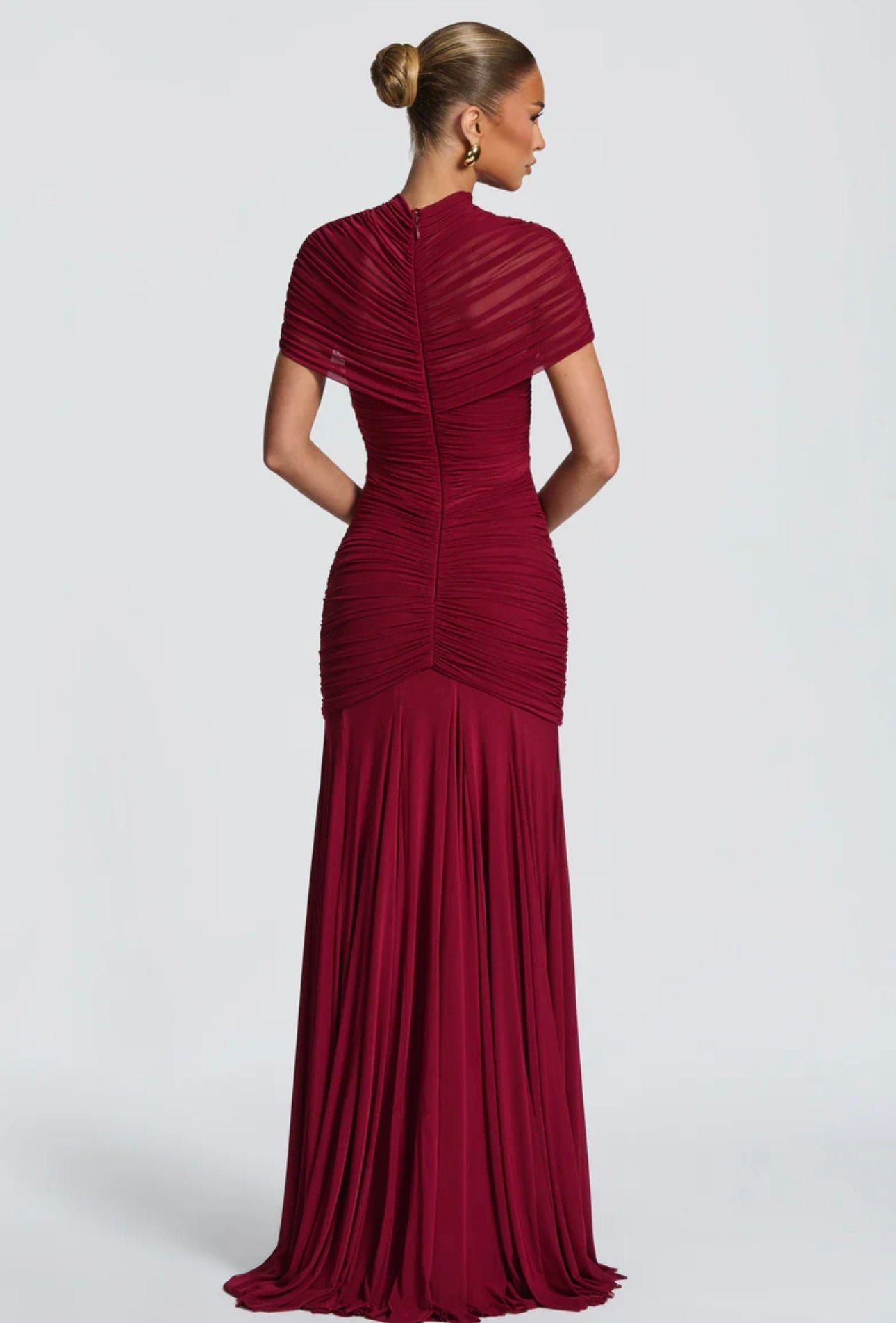 Abito Martina lungo elegante realizzato in tessuto leggero e drappeggiato che valorizza la silhouette. Design sofisticato con top incrociato effetto cut-out e gonna fluida a sirena.