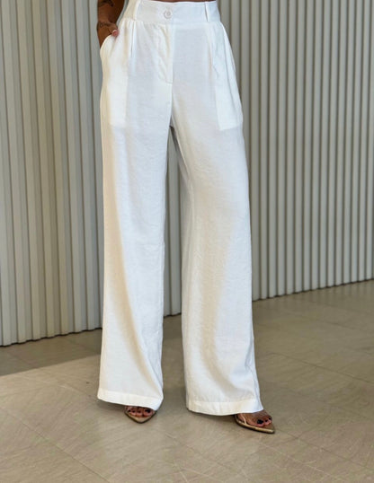 Coordinato Federica completo due pezzi + cinta tessuto misto lino e viscosa" è l'alleato perfetto per chi cerca un look sofisticato senza rinunciare alla freschezza.