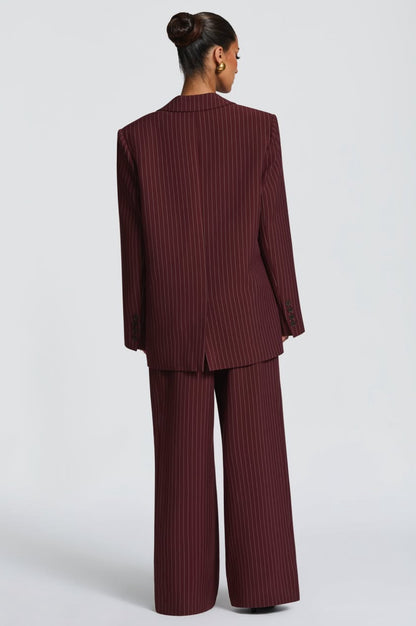 Tailleur ELEONORA Completo elegante composto da giacca oversize, pantaloni a palazzo e top coordinato. Un look moderno e sofisticato, perfetto per eventi, serate chic o outfit di tendenza.