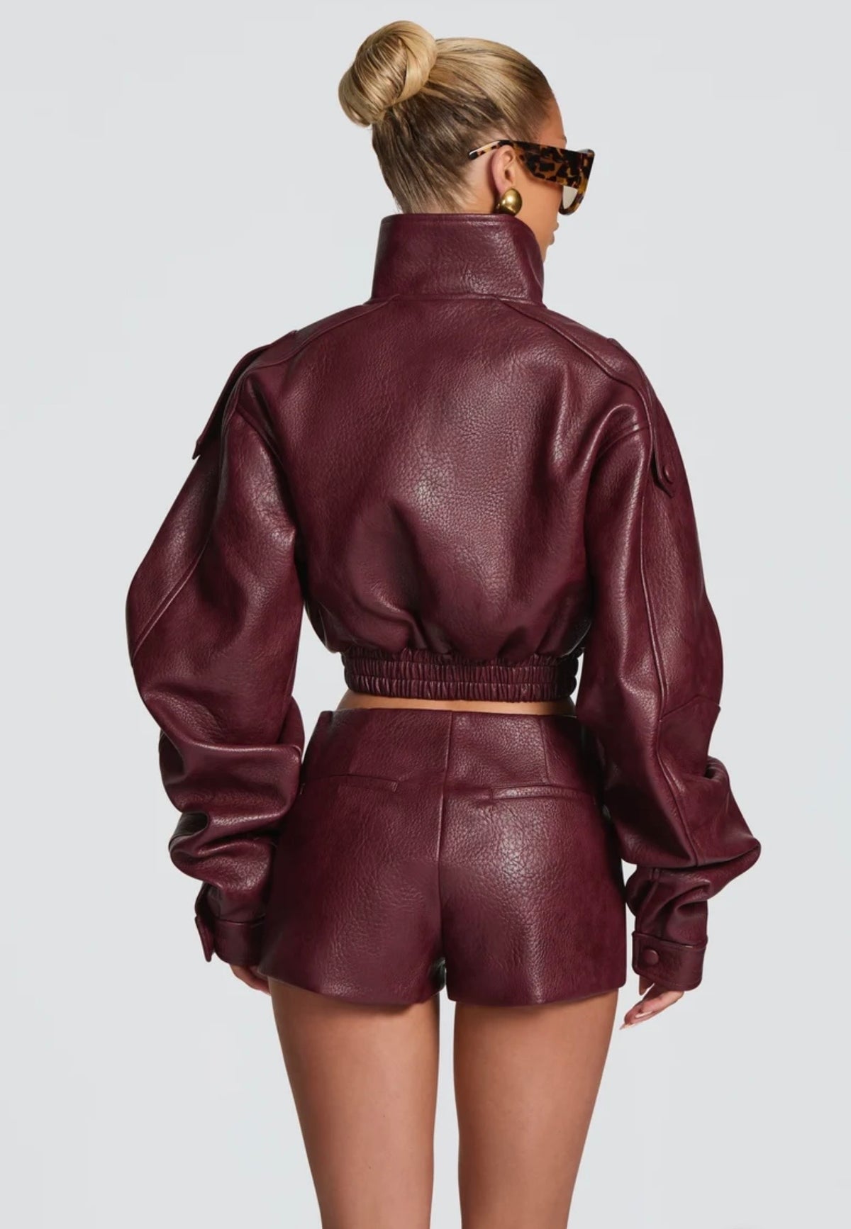 Set EVA L'eleganza contemporanea del completo in pelle. Giubbotto & Shorts in promozione