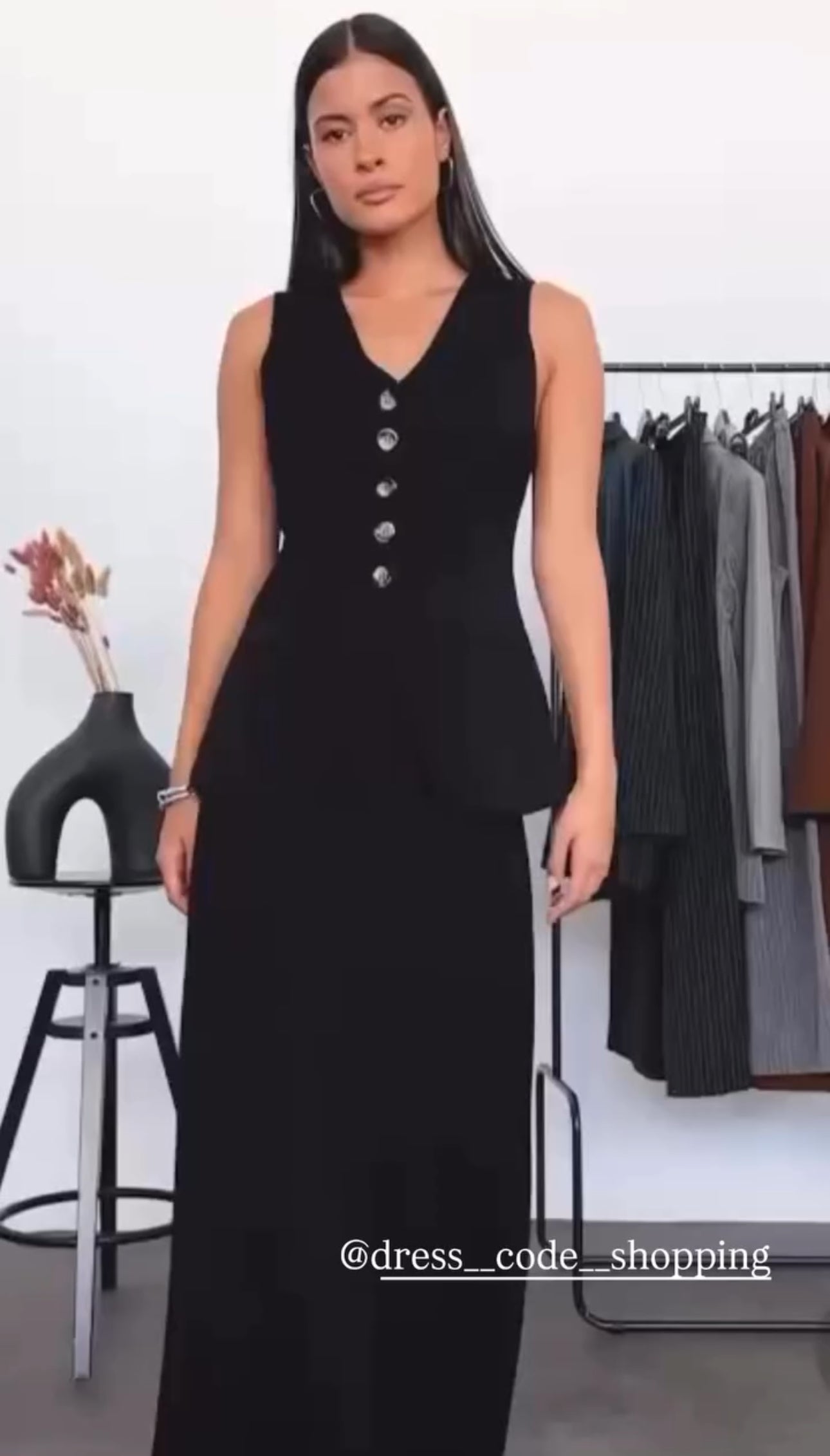 Tailleur ANTONELLA elegante in stile sartoriale è composto da un gilet senza maniche con scollo a V e chiusura a bottoni frontali. La gonna lunga e dritta si abbina perfettamente al gilet, creando un look sofisticato e minimalista