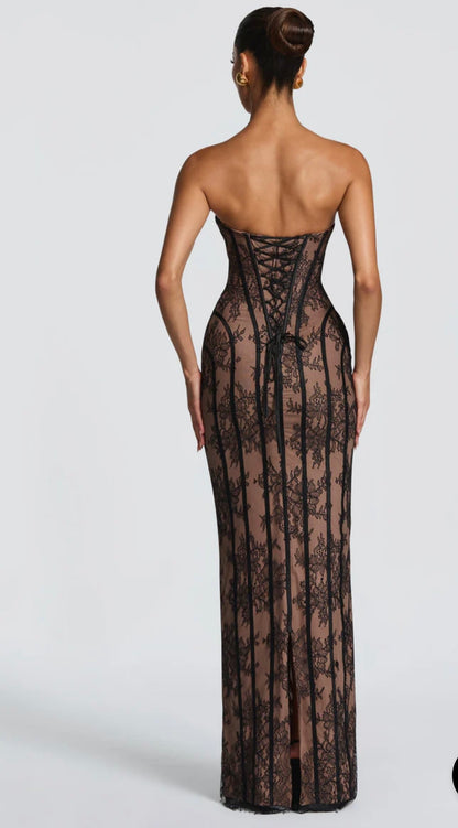 Long dress Sophia Abito lungo dal fascino sensuale ed elegante, realizzato in pizzo ricamato trasparente con base nude e dettagli neri a contrasto. Il corpetto strutturato stile bustier valorizza il décolleté.