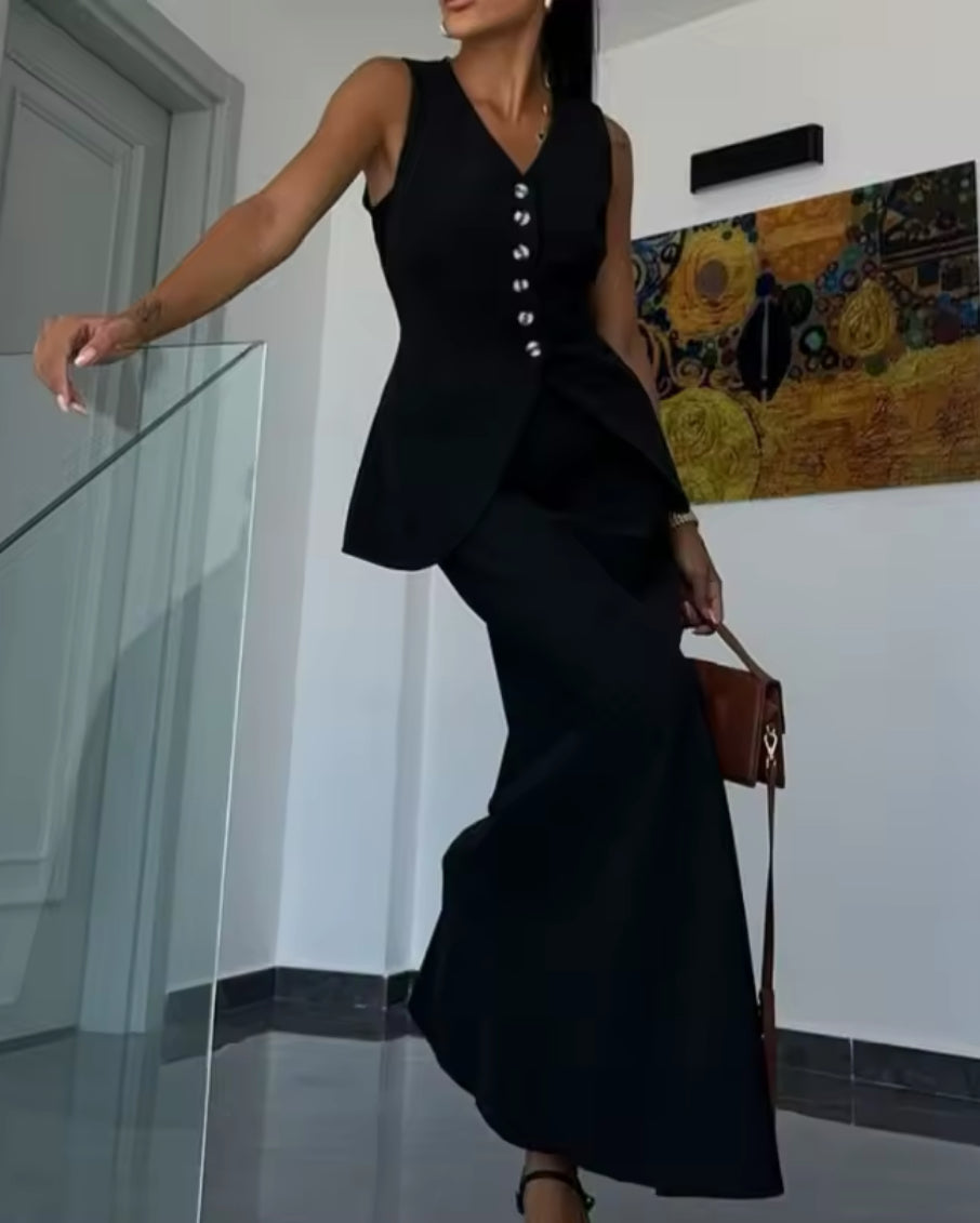 Tailleur ANTONELLA elegante in stile sartoriale è composto da un gilet senza maniche con scollo a V e chiusura a bottoni frontali. La gonna lunga e dritta si abbina perfettamente al gilet, creando un look sofisticato e minimalista