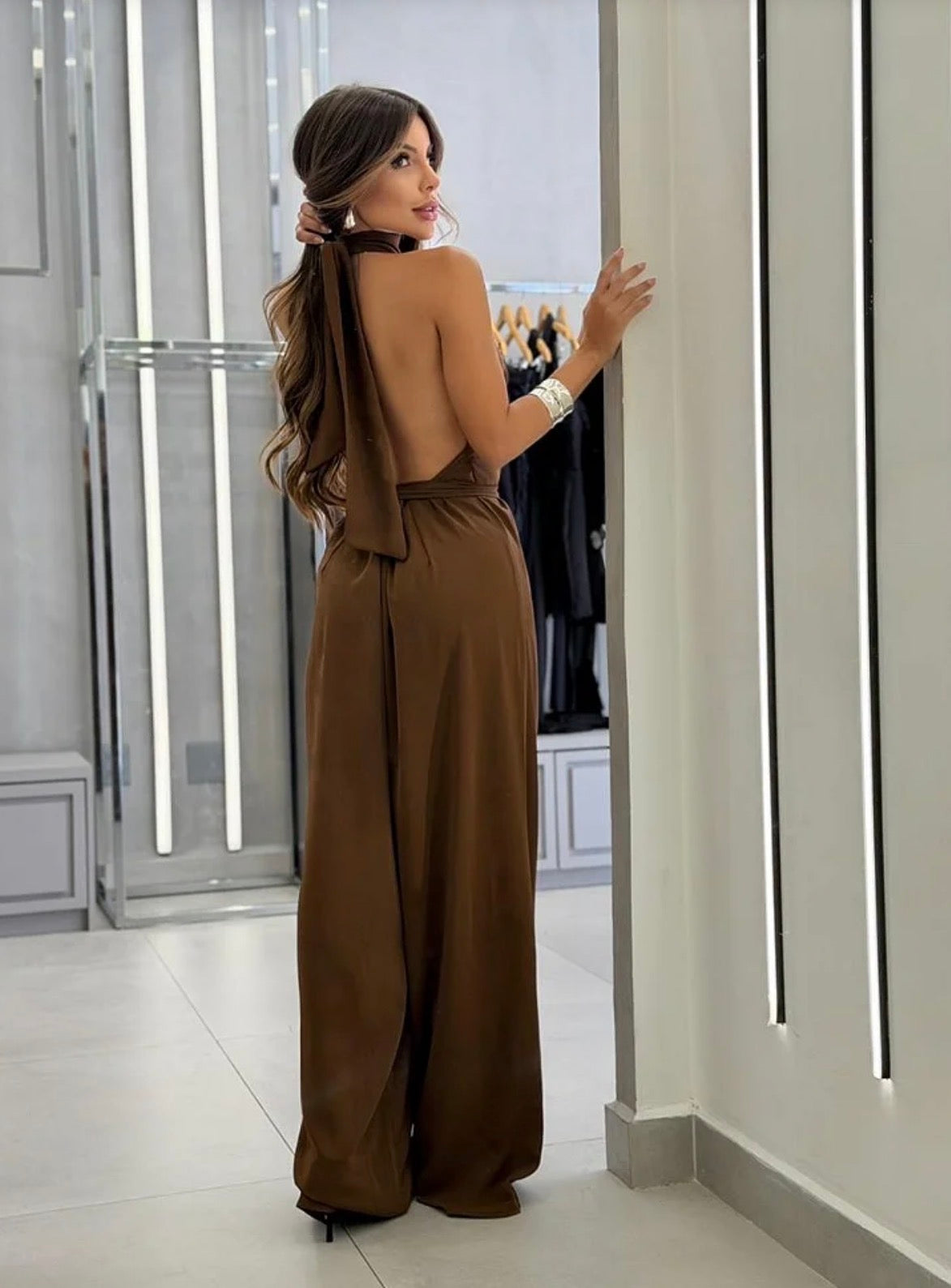 Jumpsuite Melissa un capo iconico che ridefinisce l'eleganza contemporanea. Questa tuta dal design sofisticato combina linee pulite e dettagli ricercati per un look impeccabile, giorno e sera.