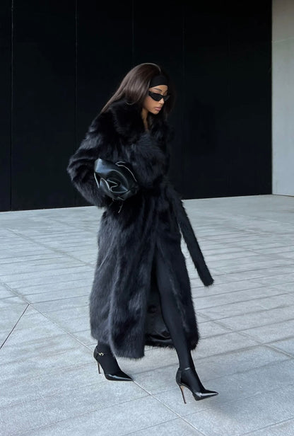 Pelliccia GIORGIA Avvolgente, sofisticato e ultra-morbido: questo cappotto lungo in ecopelliccia  porta il lusso in ogni look