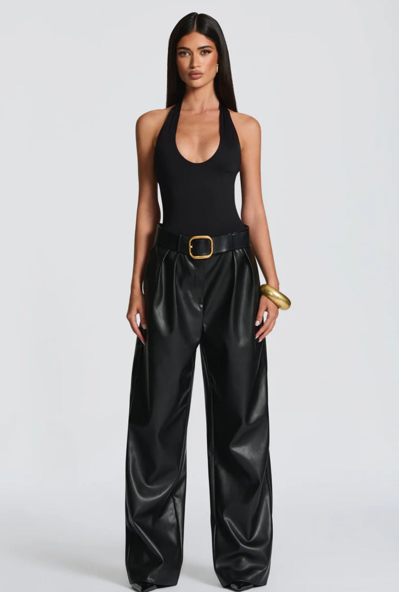 Pantaloni ANITA in eco-pelle a vita alta dal taglio ampio.Un look deciso e sofisticato, perfetto per chi ama uno stile contemporaneo e audace.