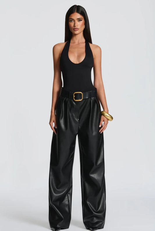 Pantaloni ANITA in eco-pelle a vita alta dal taglio ampio.Un look deciso e sofisticato, perfetto per chi ama uno stile contemporaneo e audace.