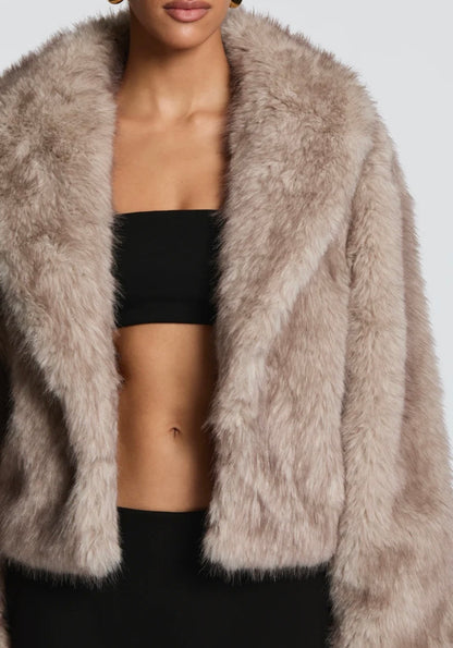 Crop Eco-Fur Jacket – Luxe Edition "Essenziale per la stagione fredda: caldo, leggero e irresistibilmente glam."