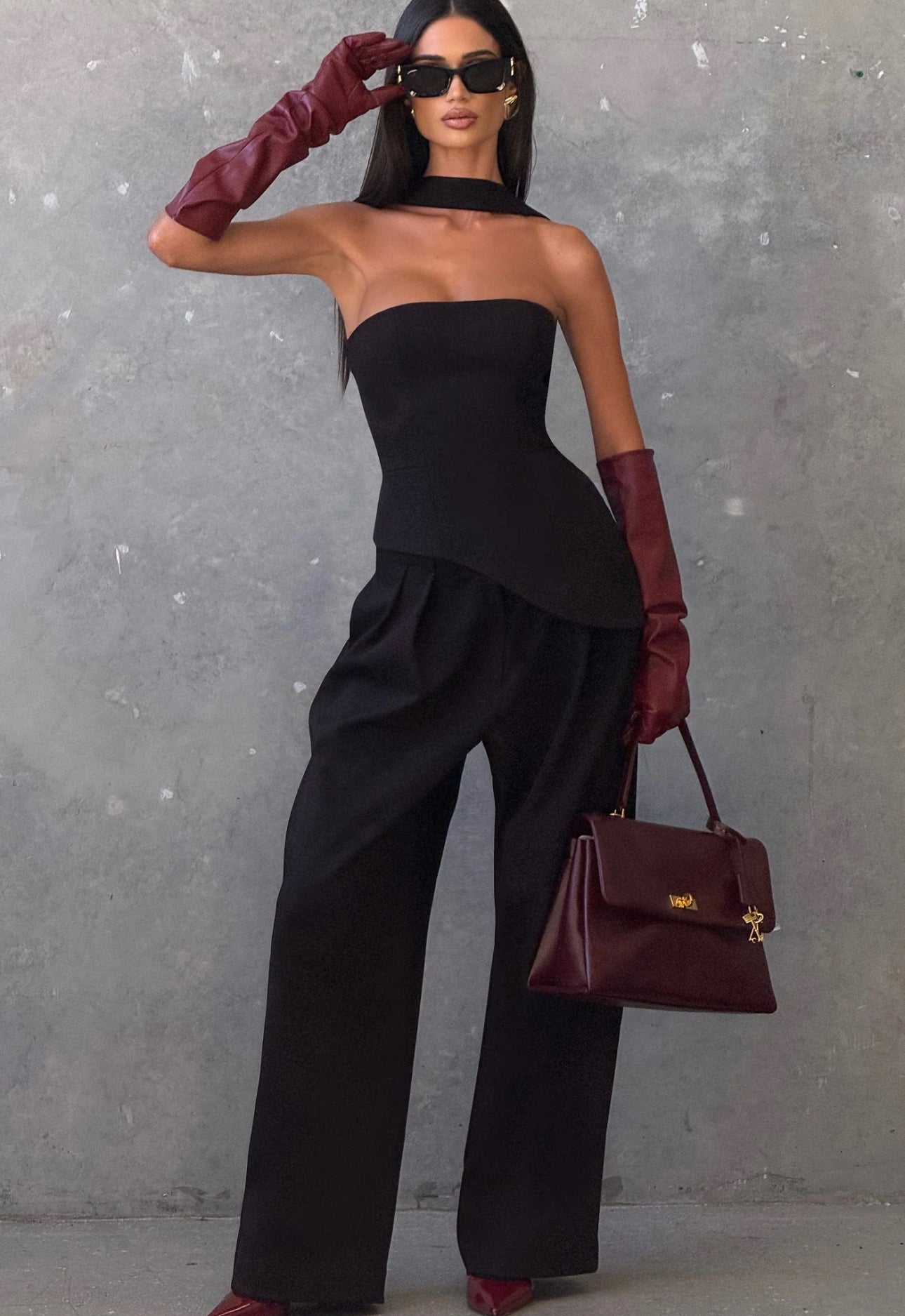 Coordinato Sara il corsetto senza spalline con fascia al collo valorizza il décolleté e definisce la silhouette con linee pulite e moderne. I pantaloni a vita alta, dal taglio fluido, slanciano la figura e completano il look con raffinata eleganza