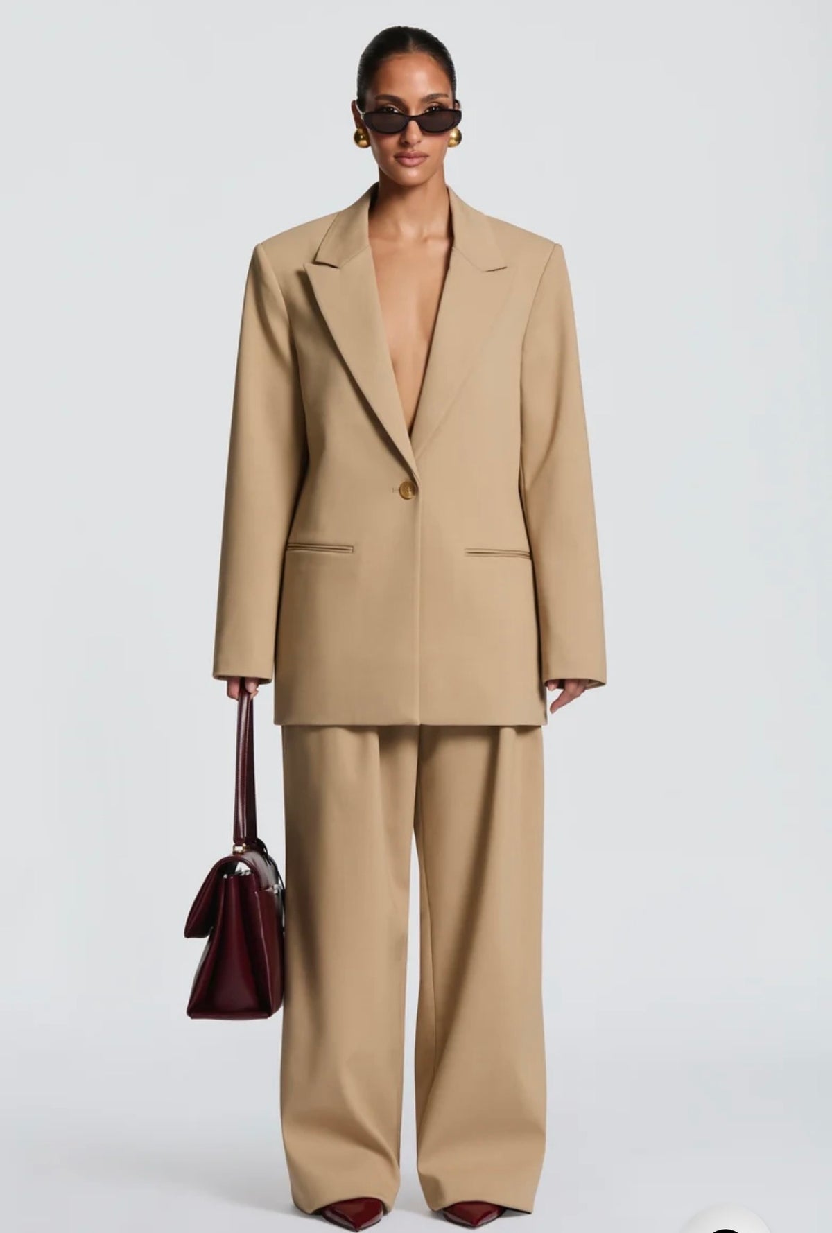 Tailleur ELEONORA in promozione Completo elegante composto da giacca oversize, pantaloni a palazzo top coordinato e cinta fullar. Un look moderno e sofisticato, perfetto per eventi, serate chic o outfit di tendenza.