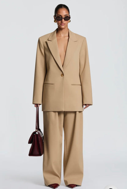 Tailleur ELEONORA in promozione Completo elegante composto da giacca oversize, pantaloni a palazzo top coordinato e cinta fullar. Un look moderno e sofisticato, perfetto per eventi, serate chic o outfit di tendenza.