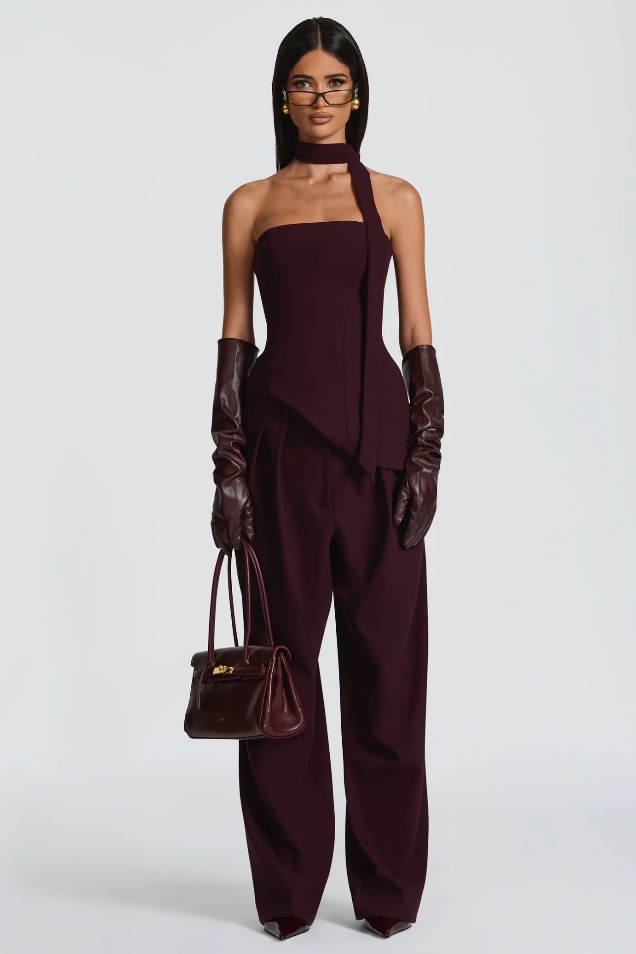 Coordinato Sara il corsetto senza spalline con fascia al collo valorizza il décolleté e definisce la silhouette con linee pulite e moderne. I pantaloni a vita alta, dal taglio fluido, slanciano la figura e completano il look con raffinata eleganza