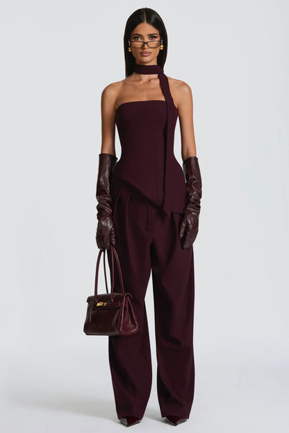 Coordinato Sara il corsetto senza spalline con fascia al collo valorizza il décolleté e definisce la silhouette con linee pulite e moderne. I pantaloni a vita alta, dal taglio fluido, slanciano la figura e completano il look con raffinata eleganza