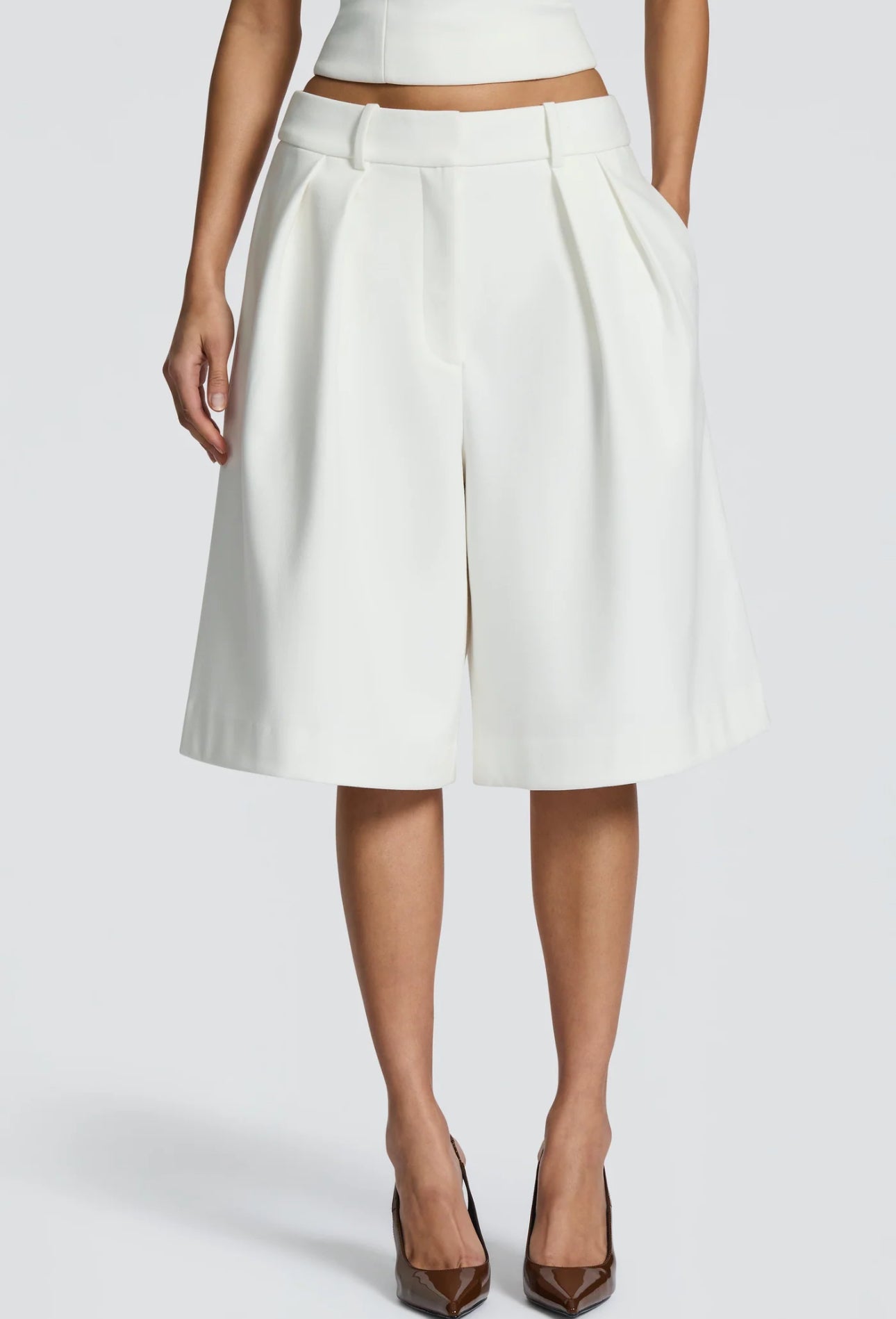 Outfit check GIULIA Questo look è un perfetto mix tra eleganza e minimalismo, ideale sia per il giorno che per la sera.
