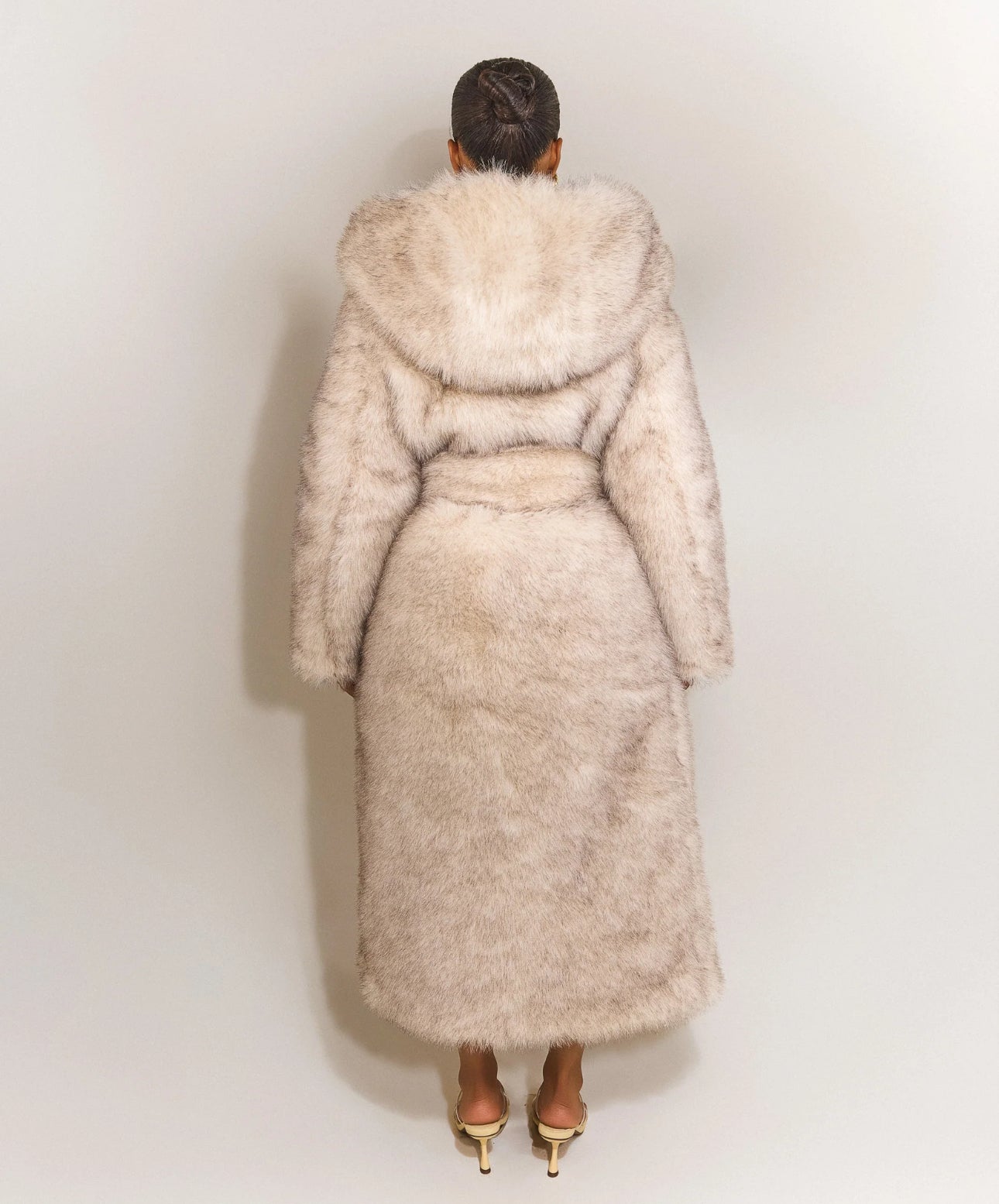 Pelliccia Giada in eco-pelliccia lunga
Eleganza e calore in un unico capo. Il cappotto Giada in eco-pelliccia premium unisce comfort e lusso, perfetto per le giornate più fredde.
Il taglio lungo e la linea morbida donano un effetto avvolgente e sofistica