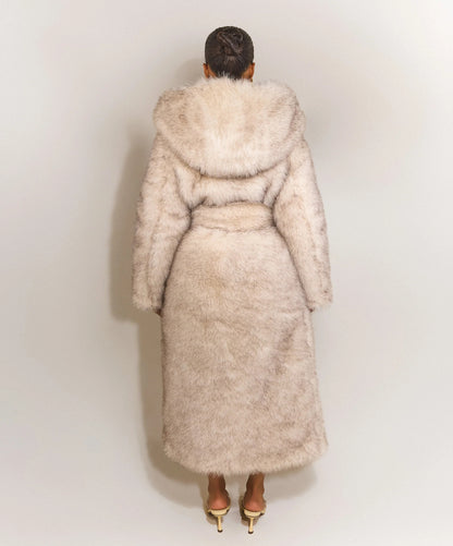 Pelliccia Giada in eco-pelliccia lunga
Eleganza e calore in un unico capo. Il cappotto Giada in eco-pelliccia premium unisce comfort e lusso, perfetto per le giornate più fredde.
Il taglio lungo e la linea morbida donano un effetto avvolgente e sofistica