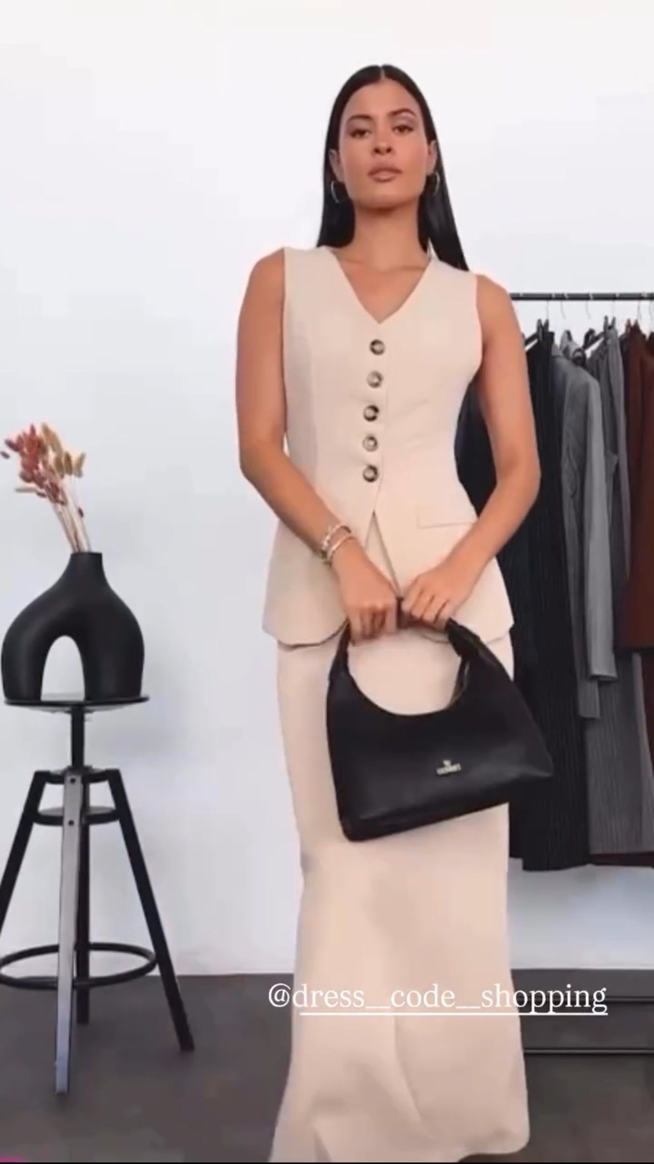 Tailleur ANTONELLA elegante in stile sartoriale è composto da un gilet senza maniche con scollo a V e chiusura a bottoni frontali. La gonna lunga e dritta si abbina perfettamente al gilet, creando un look sofisticato e minimalista