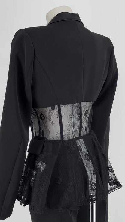 Tailleur MIA elegante composto da blazer e pantaloni coordinati, disponibile in quattro colori raffinati: nero, beige, rosa e azzurro. Il blazer presenta un elegante rever in raso e dettagli in pizzo trasparente sui lati pantalone classico