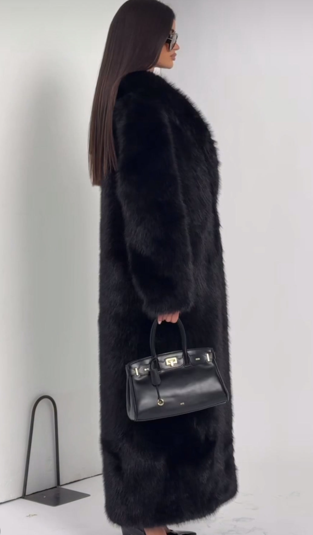 Pelliccia BRENDA Un modello avvolgente e sofisticato, caratterizzato da una linea dritta e dal volume morbido. Realizzato in pelliccia di visone ecologico di alta qualità, garantisce calore e comfort con un tocco glamour.