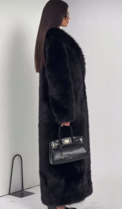 Pelliccia BRENDA Un modello avvolgente e sofisticato, caratterizzato da una linea dritta e dal volume morbido. Realizzato in pelliccia di visone ecologico di alta qualità, garantisce calore e comfort con un tocco glamour.