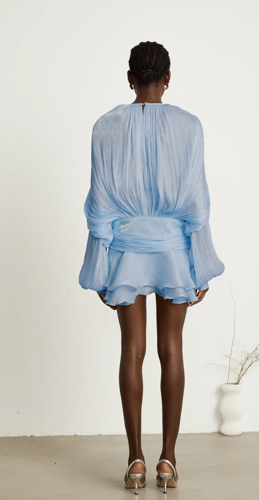 Mini dress CHARLOTTE in dettaglio plissettato su tutto l’abito, manica a sbuffo, elastico sul retro, spallina interna piu pantaloncino non fartelo scappare