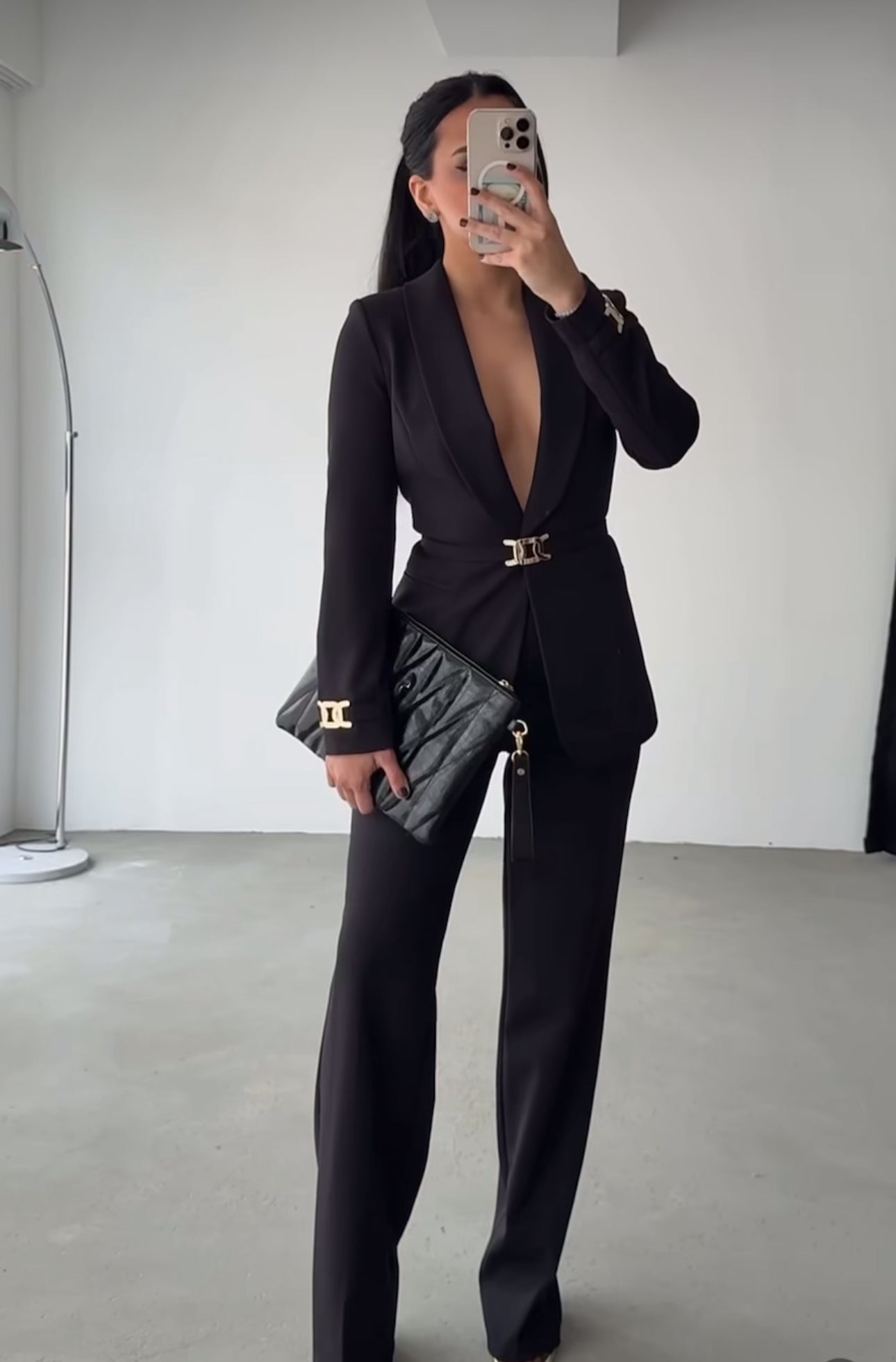 Tailleur Elisabetta dal design sofisticato e ultra femminile, perfetto per chi ama uno stile deciso ed elegante.