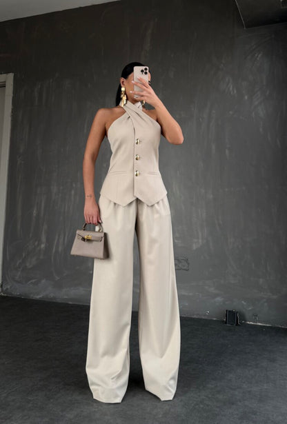 Setcord CRISTINA  composto da un top senza maniche con collo all'americana e pantaloni a gamba larga. Il top presenta una chiusura frontale con tre bottoni dorati